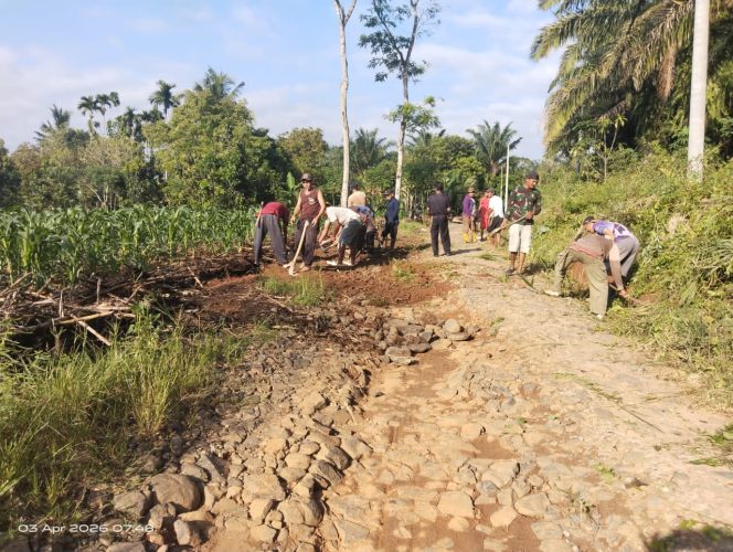 
					Warga Dusun Satu Kampung Kemu Gotong Royong Timbun Jalan, Wujud Kepedulian dan Semangat Kebersamaan