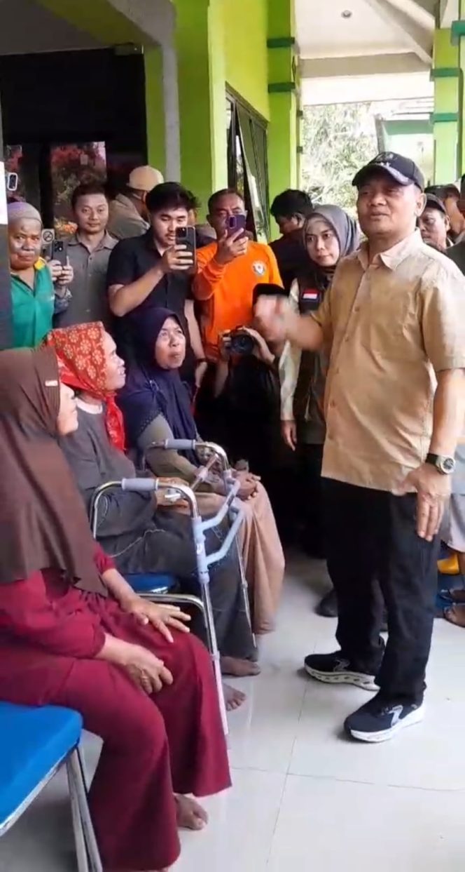 
					Gubernur Ahmad Luthfi Tinjau Langsung Lokasi Tanggul Jebol di Guntur Demak, Pastikan Bantuan Logistik Aman