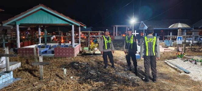 
					PERSONEL POLSEK KAPUAS TENGAH PASTIKAN ZIARAH MALAM PASKAH DI PEKUBURAN KRISTEN BERLANGSUNG AMAN DAN TERTIB