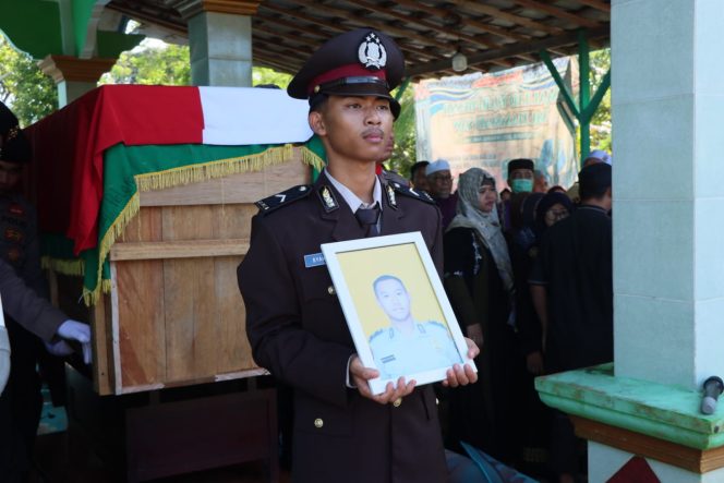 
					Polres Murung Raya Gelar Upacara Pemakaman Bripda Vikma Setiawan