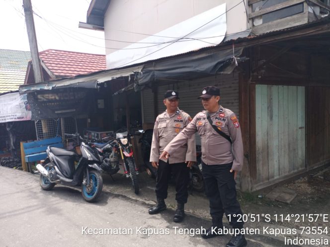 
					Piket polsek lakuakan rutin Patroli ke pasar harian Pujon desa Pujon.