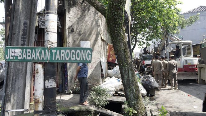 
					Atasi Banjir dan Macet, Satpol PP Tertibkan Bangli dan PKL di Sukaasih