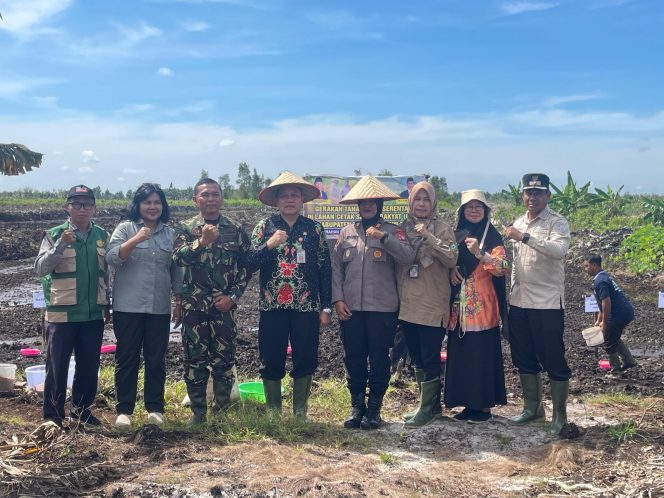 
					Dukung Ketahanan Pangan, Polres Kotim Ikuti Gerakan Tanam Padi Serentak di Lahan Cetak Sawah Rakyat