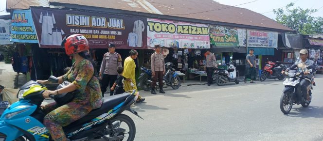 
					Piket polsek lakuakan rutin Patroli ke pasar harian Pujon desa Pujon.