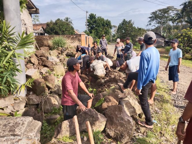 
					Jum’at Bersih Warga Kampung Kemu  Bergotong Royong Bersihkan Siring