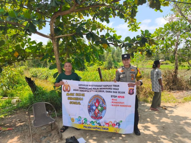 
					Putus Penyebaran Berita Hoax, Polsek Kapuas Timur Sampaikan Stop Hoax Kepada Warga Masyarakat dan Bijak dalam Menerima dan Menyampaikan Informasi