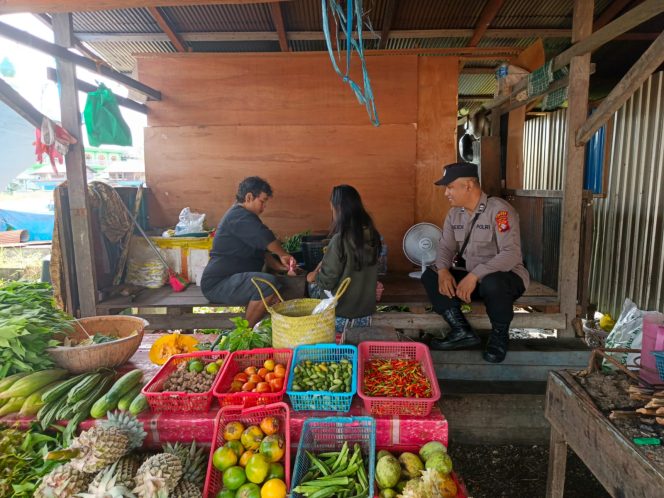 
					Piket polsek lakuakan rutin Patroli ke pasar harian Pujon desa Pujon.
