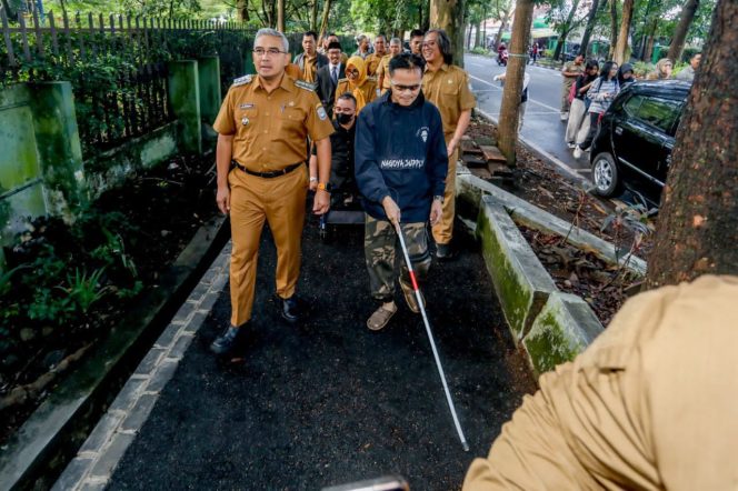 
					Trotoar Harus Kembali ke Fungsinya, Farhan Minta PKL Tertib