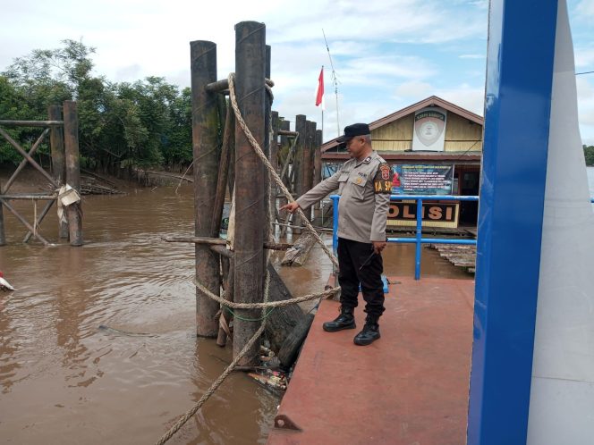 
					Personel Polsek Dusel Patroli Dialogis, Cek Ketinggian Air Di Pelabuhan Pasar Lama Buntok