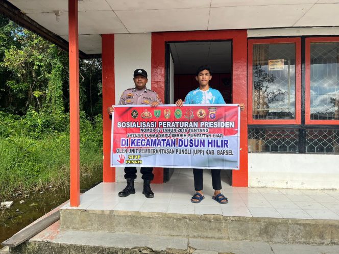 
					Personel Polsek Dusun Hilir Gencar Sampaikan Terkait Larangan Pungli Dengan Warga Masyarakat
