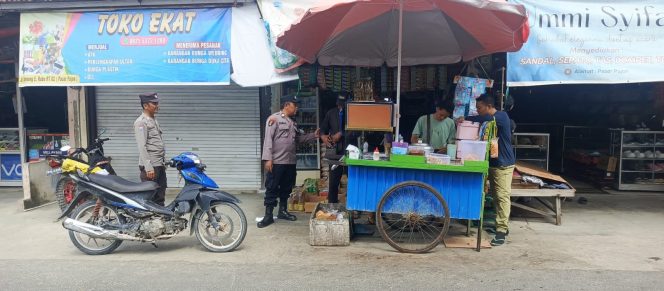 
					Piket polsek lakukan Patroli ke pasar harian Pujon desa Pujon.
