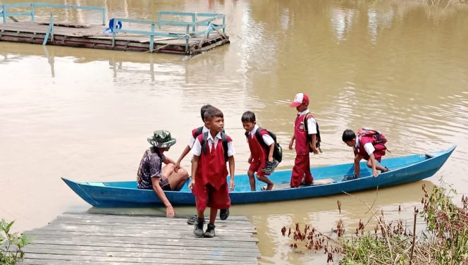 
					Jembatan Garuda Masih Tahap Pembagunan, Babinsa Koramil 1015-07/Parenggean Bantu Antar Jemput Anak Sekolah Mengunakan Perahu