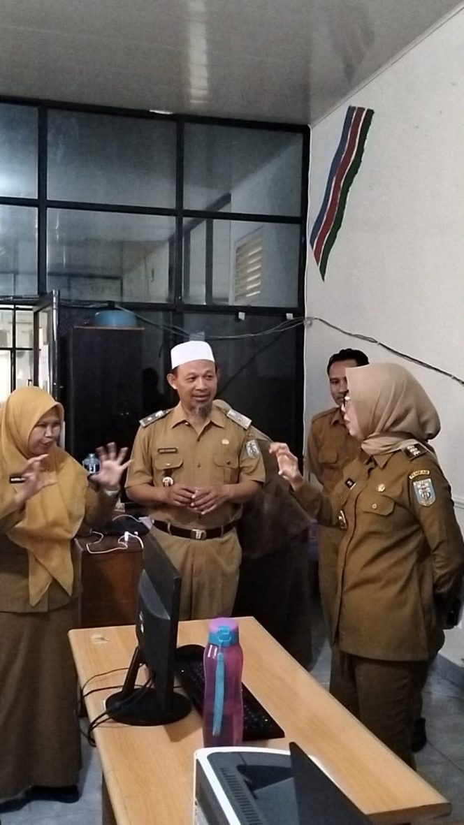 
					Terima Kunjungan Kerja Bupati, Kadisdukcapil Way Kanan Pastikan Seluruh Layanan Adminduk Gratis