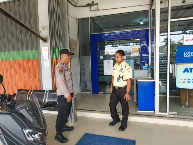 
					Personil Polsek kapuas tengah laksanakan Patroli Rutin ke bank BRI unit Pujon.