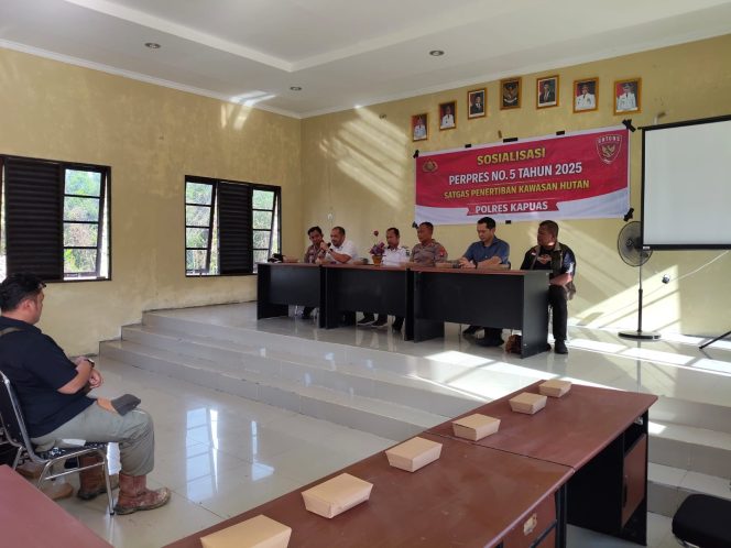 
					KAPOLSEK KAPUAS TENGAH DAMPINGI TIM SATGAS PKH SOSIALISASI PERPRES NO. 5 TAHUN 2025 TERKAIT SATGAS PENERTIBAN KAWASAN HUTAN (PKH) DI KECAMATAN PASAK TALAWANG