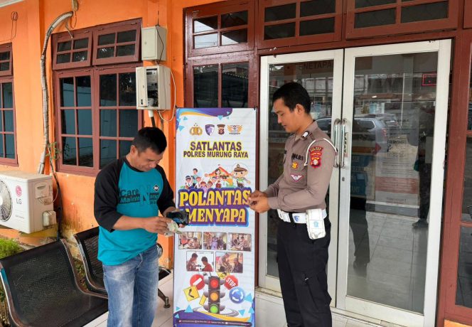 
					Maksimalkan Program Polantas Menyapa, Patugas Samsat Murung Raya Layani Pemohon Perpanjangan Pajak Kendaraan Bermotor