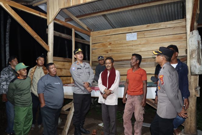 
					Polres Way Kanan Sambangi Pos Kamling Ajak Warga Aktif Jaga Kamtibmas