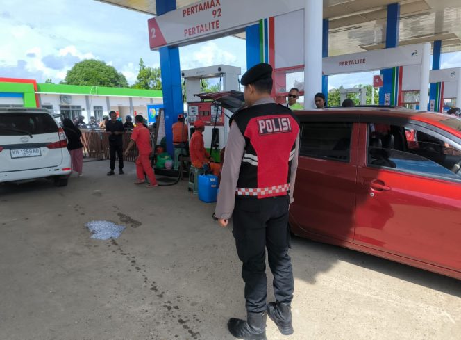 
					Satsamapta Polres Murung Raya Patroli Di SPBU Pantau Antrian Kendaraan