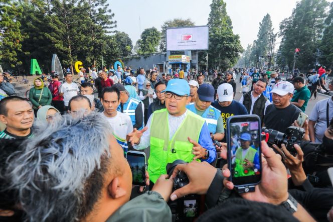 
					Sapu-Sapu Bandung Jadi Rutinitas Baru: Libatkan 4.600 Orang