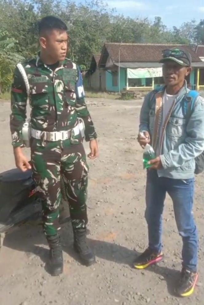 
					Humanis, 3 Prajurit Yonif TP 892/VS Way Kanan Bantu Warga Mogok di Depan Mako