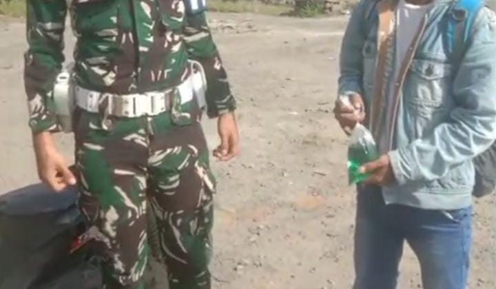 Humanis, 3 Prajurit Yonif TP 892/VS Way Kanan Bantu Warga Mogok di Depan Mako