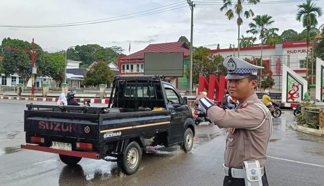 
					Ciptakan Kamseltibcarlantas Kondusif Di Pagi Hari, Satlantas Polres Murung Raya Gatur Di Pusat Kota Puruk Cahu