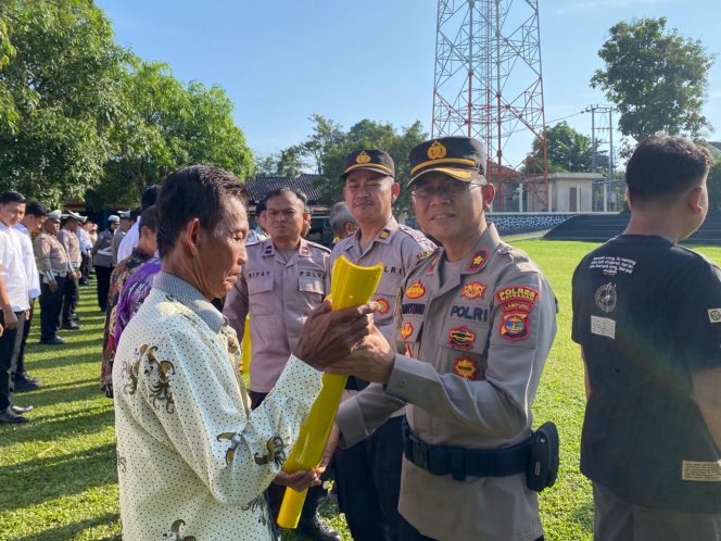 
					Rangkul Elemen Masyarakat, Polres Way Kanan Gelar Apel Sabuk Kamtibmas dan Bagikan Kentongan