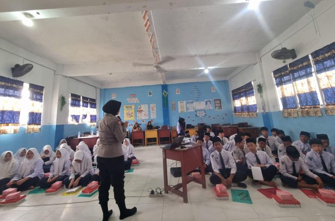 
					Kanit Binmas Polsek Murung Sosialisasi Pencegahan Kenakalan Remaja Di SMP Muhammadiyah Puruk Cahu