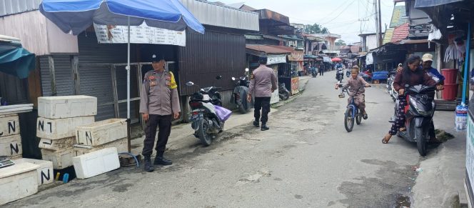 
					Piket polsek lakukan Patroli ke pasar harian Pujon desa Pujon.