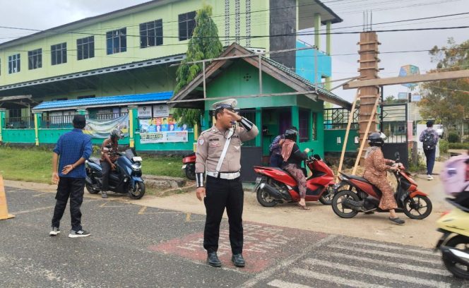 
					Satlantas Polres Murung Raya Gatur Pagi Di Sekolah Ciptakan Kamselticarlantas Yang Aman dan Lancar