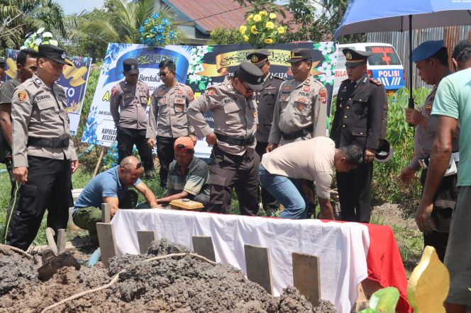 
					Polres Kotim Gelar Upacara Pemakaman Kedinasan Aiptu Suyanto sebagai Penghormatan Terakhir