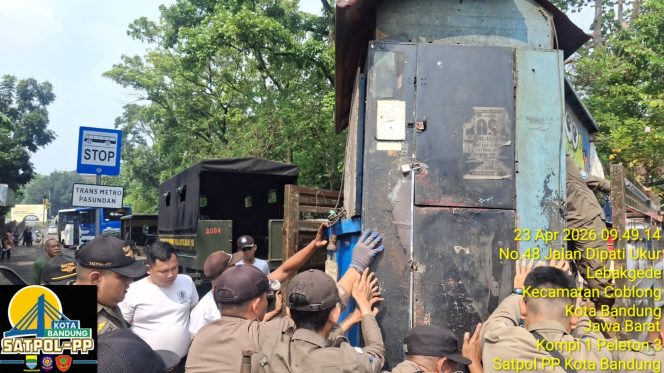 
					Urai Macet dan Percantik Kota, Satpol PP Tertibkan PKL di Sekitar Monju
