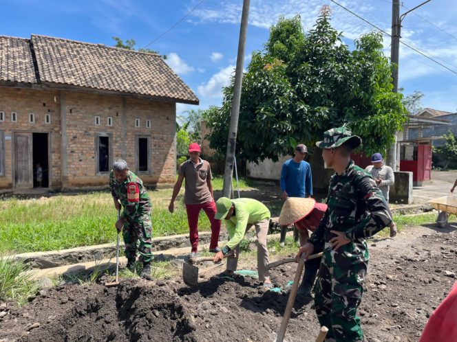 
					Perbaikan Jalan Berlubang di Kampung Ramsai, Wujud Sinergi TNI dan Masyarakat