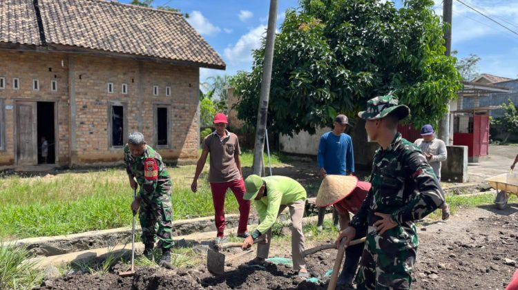 Perbaikan Jalan Berlubang di Kampung Ramsai, Wujud Sinergi TNI dan Masyarakat