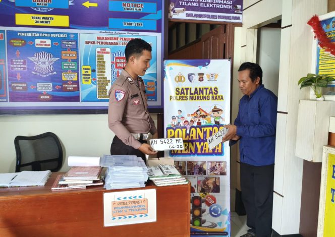 
					Maksimalkan Program Polantas Menyapa, Patugas Samsat Murung Raya Layani Perpanjangan Pajak Kendaraan Bermotor