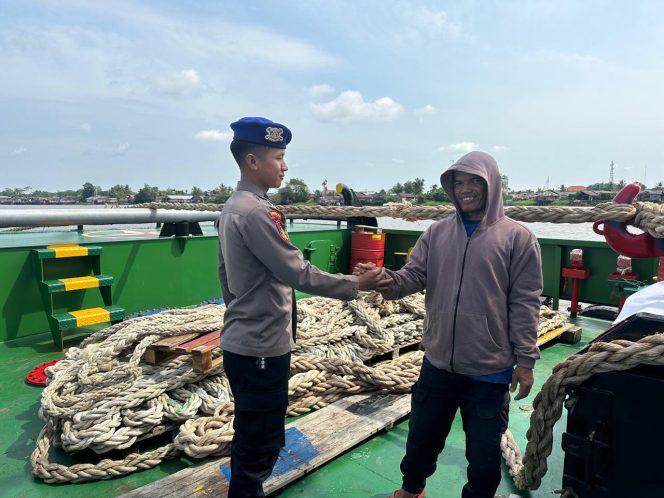 
					Satpolairud Polres Kapuas Cek Kelengkapan Alat Keselamatan kapal yang melintas DAS Kapuas