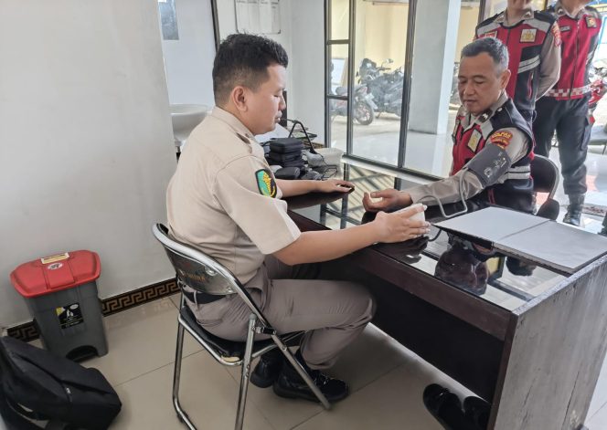 
					Pastikan Tetap Prima, Sie Dokkes Polres Murung Raya Periksa Kesehatan Anggota