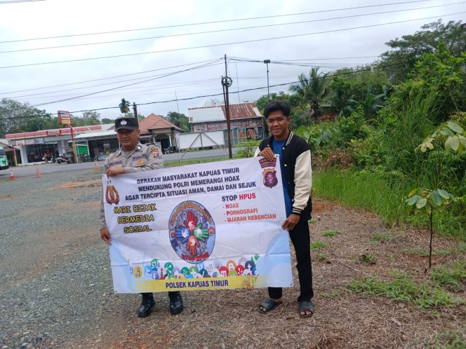 
					Putus Penyebaran Berita Hoax, Polsek Kapuas Timur Sampaikan Stop Hoax Kepada Warga Masyarakat dan Bijak dalam Menerima dan Menyampaikan Informasi