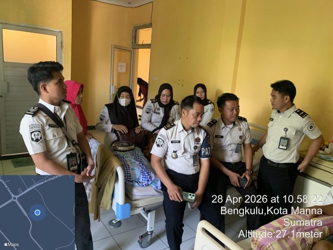
					Junjung Solidaritas, Rutan Manna Besuk Kasubsi YanTah yang Dirawat di RS As-Syifa