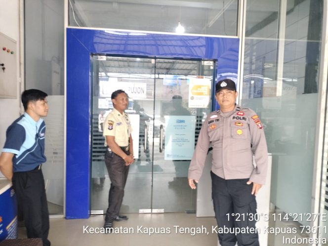 
					Personil Polsek kapuas tengah laksanakan Patroli Rutin ke bank BRI unit Pujon.