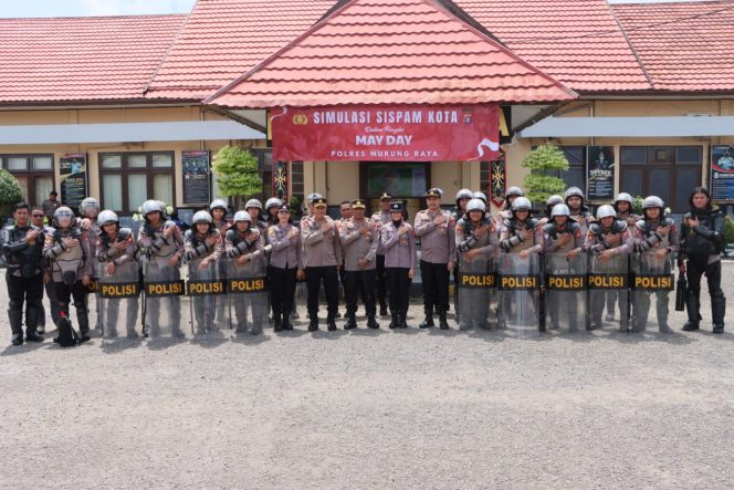
					Kapolres Murung Raya Pimpin Langsung Latihan Sispam Kota, Matangkan Persiapan Jelang May Day 2026