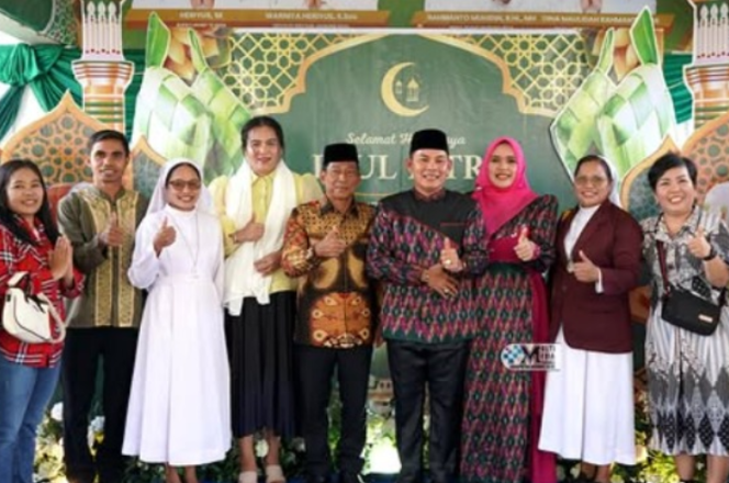 
					Dina Maulidah Sambut Masyarakat di Open House Idulfitri