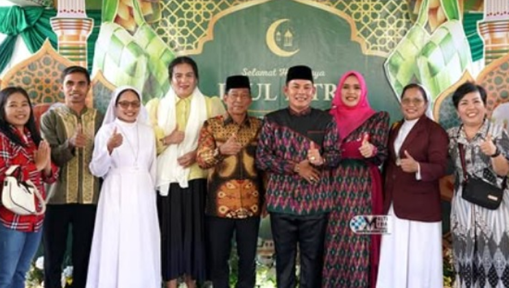 Dina Maulidah Sambut Masyarakat di Open House Idulfitri