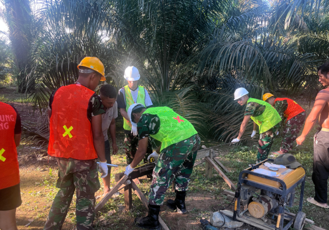 
					Anyaman Besi Jembatan Garuda Mulai Dibentuk, Gotong Royong TNI dan Warga Kian Solid