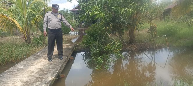 
					Pengecekan Sumber Air Dalam Penanggulangan Karhutla Oleh Personel Polsek Basarang