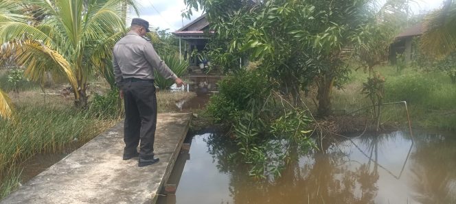 
					Pengecekan Sumber Air Dalam Penanggulangan Karhutla Oleh Personel Polsek Basarang