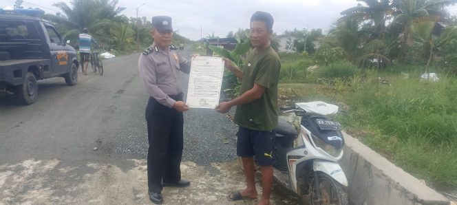 
					Personel Polsek Basarang Himbau Maklumat Polda Kalteng Dengan Warga Di Wilayah Hukumnya