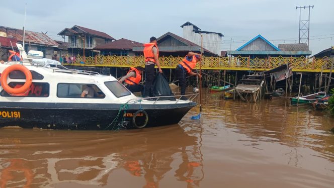 
					‎Polres Kotawaringin Barat Laksanakan Gerakan Indonesia ASRI di DAS Arut