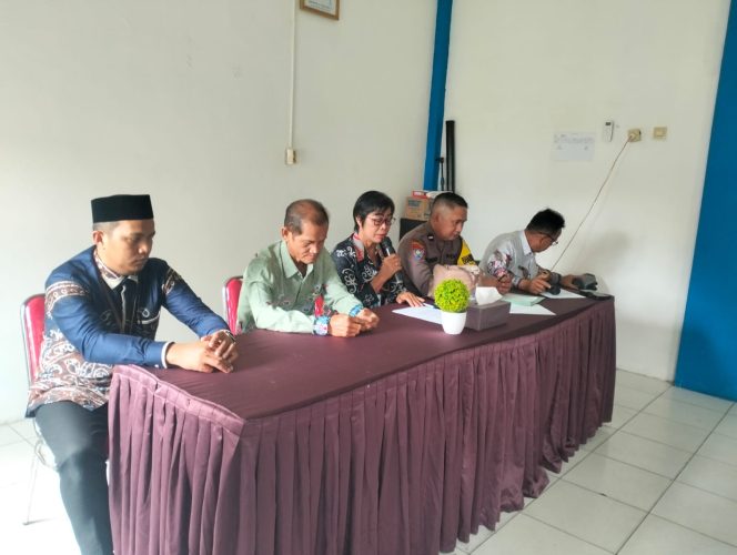 
					**Bhabinkamtibmas Benua Lima Hadiri Rapat dan Ajak Warga Waspada Kejahatan**