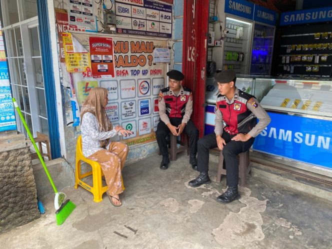 
					**Tim Patroli Presisi Edukasi Masyarakat soal Call Center 110 di Toko Desy Ponsel**